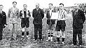 9-1930 Athletic 8- Sestao 0. La directiva del Sestao entrega un obsequio a los campeones de liga del ano pasado